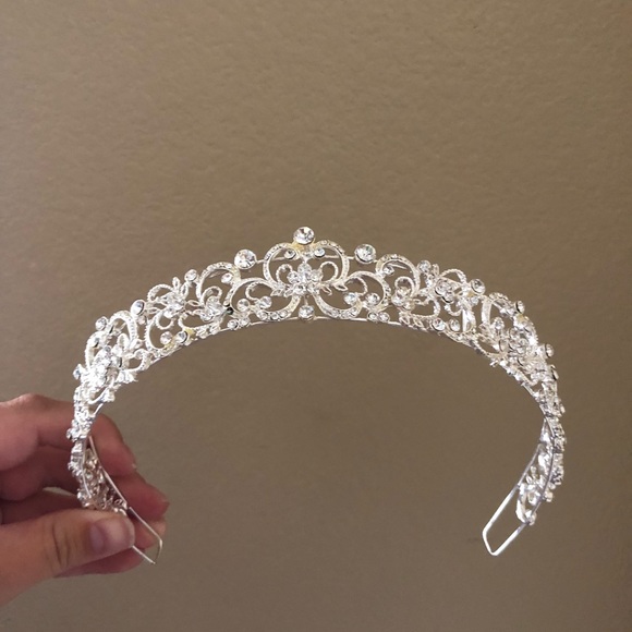 Wedding dress and tiara - Picture 5 of 8